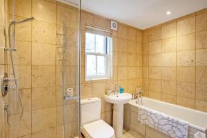 uma casa de banho com um WC, um lavatório e um chuveiro em 3BR Chic House, central Winchester- Sleeps 7! em Winchester