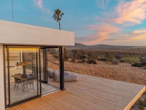 une maison avec une terrasse offrant une vue sur le désert dans l'établissement Rondeberg Farms, à Darling