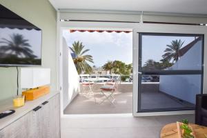 een keuken met een glazen schuifdeur naar een patio bij Book Jet - Casa Adam BEACH & WIFI in Morro del Jable