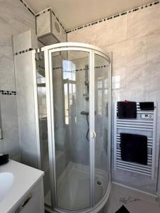 ein Bad mit einer Dusche und einem Waschbecken in der Unterkunft Studio VUE MER IMPRENABLE PLEIN SUD à GOLFE JUAN in Vallauris