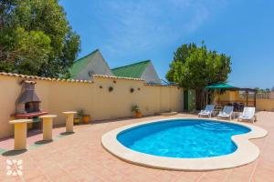 una piscina en un patio con sillas y una casa en Villa Delicia by Abahana Villas, en Calpe