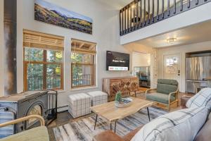 sala de estar con muebles y chimenea en Aspen Haven - Mountain Retreat BBQ Scenic Views, en Divide