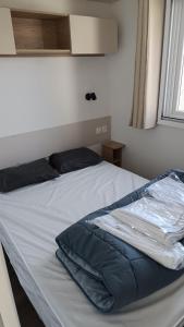 Säng eller sängar i ett rum på Mobil-home avec terrasse couverte