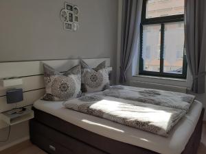 a bedroom with a bed with a window at Gästewohnung zum Heiligen Grund in Meißen