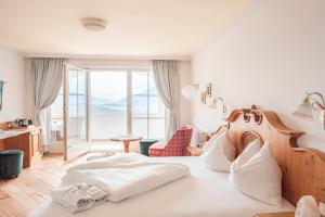 Postel nebo postele na pokoji v ubytování Hotel Schönblick + 37 fotografií