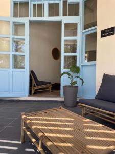 um pátio com um banco, um sofá e uma porta em Cal Day Rooms Santorini em Perissa