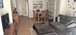 TV a/nebo společenská místnost v ubytování Immaculate 2-Bed Apartment in Pego
