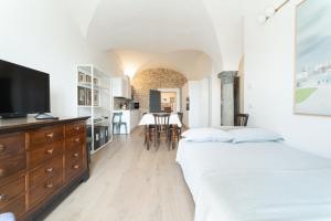 1 Schlafzimmer mit 2 Betten und einem Flachbild-TV in der Unterkunft Il Donizettino in Bergamo