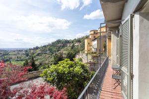 einen Balkon eines Hauses mit Aussicht in der Unterkunft Il Donizettino in Bergamo