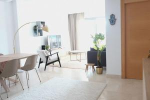 a living room with a table and chairs at La Resina 3BD 2 BTH - SUN&RELAX in Estepona