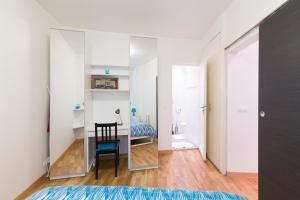 Kleines Zimmer mit einem Schreibtisch und einem Bett. in der Unterkunft Appartement Petits Champs II in Paris