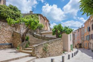 eine Steintreppe in einer Stadt mit Bäumen und Gebäuden in der Unterkunft Le petit Villecrozien in Villecroze