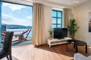 TV a/nebo společenská místnost v ubytování New! Sea front apt. with terrace above the sea!