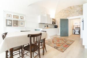 eine Küche und ein Esszimmer mit einem Tisch und Stühlen in der Unterkunft Il Donizettino in Bergamo
