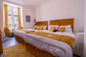 A bed or beds in a room at Selfridges Soloist Studio Apartment - Central Charm! 9GC