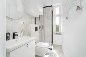 Phòng tắm tại Przytulny i Klimatyczny Apartament na Parterze z Parkingiem w Poznaniu by Renters
