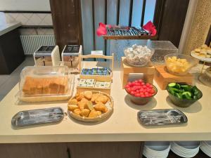 uma mesa com diferentes tipos de alimentos em Zhong An Hotel Beijing em Pequim