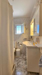 Koupelna v ubytování Rinio House in Adamas + 34 fotografií