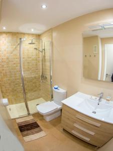W łazience znajduje się prysznic, toaleta i umywalka. w obiekcie Immaculate 2-Bed Apartment in Pego w mieście Pego