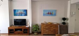 uma sala de estar com uma televisão de ecrã plano num armário de madeira em Immaculate 2-Bed Apartment in Pego em Pego