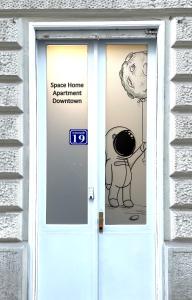 Drzwi z kreskówką psa w obiekcie Space Home Apartment - Downtown w Wiedniu