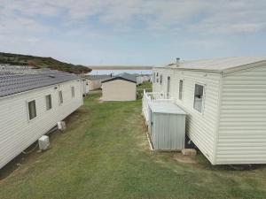 an overhead view of a row of mobile homes at Spacious Comfortable Surf Shack Caravan 35 x 12ft with Sea View Haven Littlesea Weymouth in Weymouth