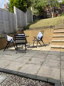 dwa krzesła i stół na patio w obiekcie Rotherham,Meadowhall,Magna,Utilita Arena,with WIFi and Driveway w mieście Kimberworth