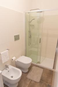 Ένα μπάνιο στο Cratos Room - Naturally cool room