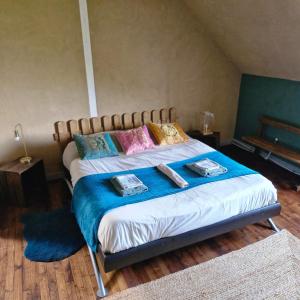 1 dormitorio con 1 cama con 2 toallas en LE VERT NOMADE en Glomel