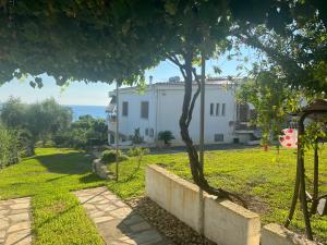 una vista de la casa desde el jardín en Villa Cathrine, en Kanali