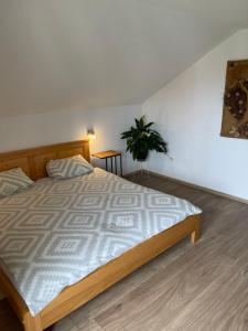 - une chambre avec un grand lit dans l'établissement House Magdic Plitvice, à Grabovac