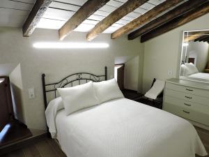 Ένα ή περισσότερα κρεβάτια σε δωμάτιο στο Casas Piedra