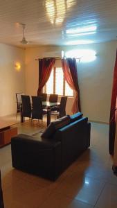 un soggiorno con divano e tavolo di Charly chic-agla a Cotonou