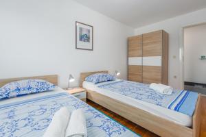 een slaapkamer met 2 bedden en een kast bij Bellavista Superior Funtana in Funtana