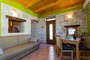Posedenie v ubytovaní Stone House Ana Funtana