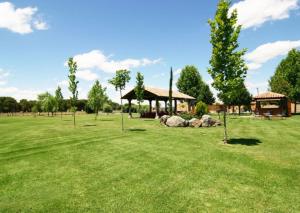 un parco con gazebo e alberi in un campo di Apartamento Cebada a Valladolid Altre 2 foto