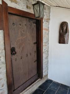una gran puerta de madera en una habitación con una estatua en Casal de Palácios- França en Bragança
