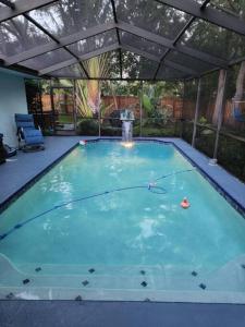 una piscina con fontana in una casa di Hideaway in Serenity! a Clearwater