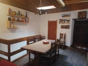 Casal de Palácios- França في براغانزا: غرفة طعام مع طاولة وكراسي خشبية