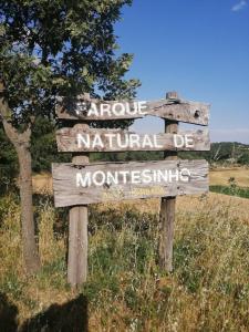 una señal de madera en medio de un campo en Casal de Palácios- França en Bragança