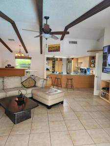 un ampio soggiorno con divano e cucina di Hideaway in Serenity! a Clearwater