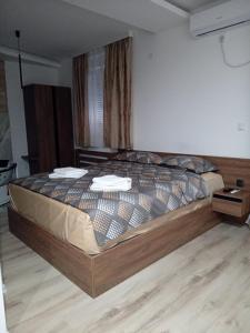 um quarto com uma cama com duas toalhas em Aqua Apartments 2 em Jagodina