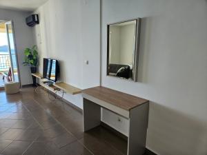 Pokój z biurkiem i lustrem na ścianie w obiekcie Bella vista w mieście Herceg Novi