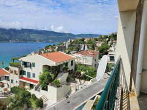 balkon z widokiem na miasto i wodę w obiekcie Bella vista w mieście Herceg Novi