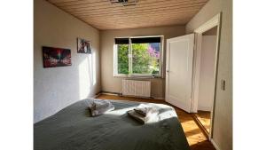 - une chambre avec un lit et 2 oreillers dans l'établissement Cozy Rødbyhavn Villa - Lalandia/Puttgarden/Femern, à Rødby