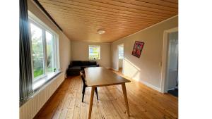 - un salon avec une table et un canapé dans l'établissement Cozy Rødbyhavn Villa - Lalandia/Puttgarden/Femern, à Rødby