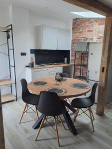 uma cozinha com mesa e cadeiras num quarto em P.S. Loft em Mielno