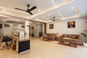 sala de estar amplia con sofá y mesa en Arjun - A boutique hotel en Haridwār