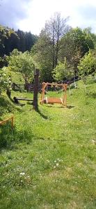 un parque infantil en un campo de césped verde en Садиба Кичера, en Petrashani