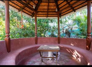 een hot tub in een kamer met een tafel bij Villa Agastya in Betalbatim